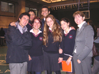 Alumnos del Colegio La Girouette, junto a la Dra. Patricia Palma Fluxá.