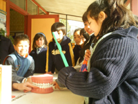 Durante los Trabajos de Verano, los alumnos de Odontología también realizan tareas de prevención dirigidas a los estudiantes de las localidades visitadas.