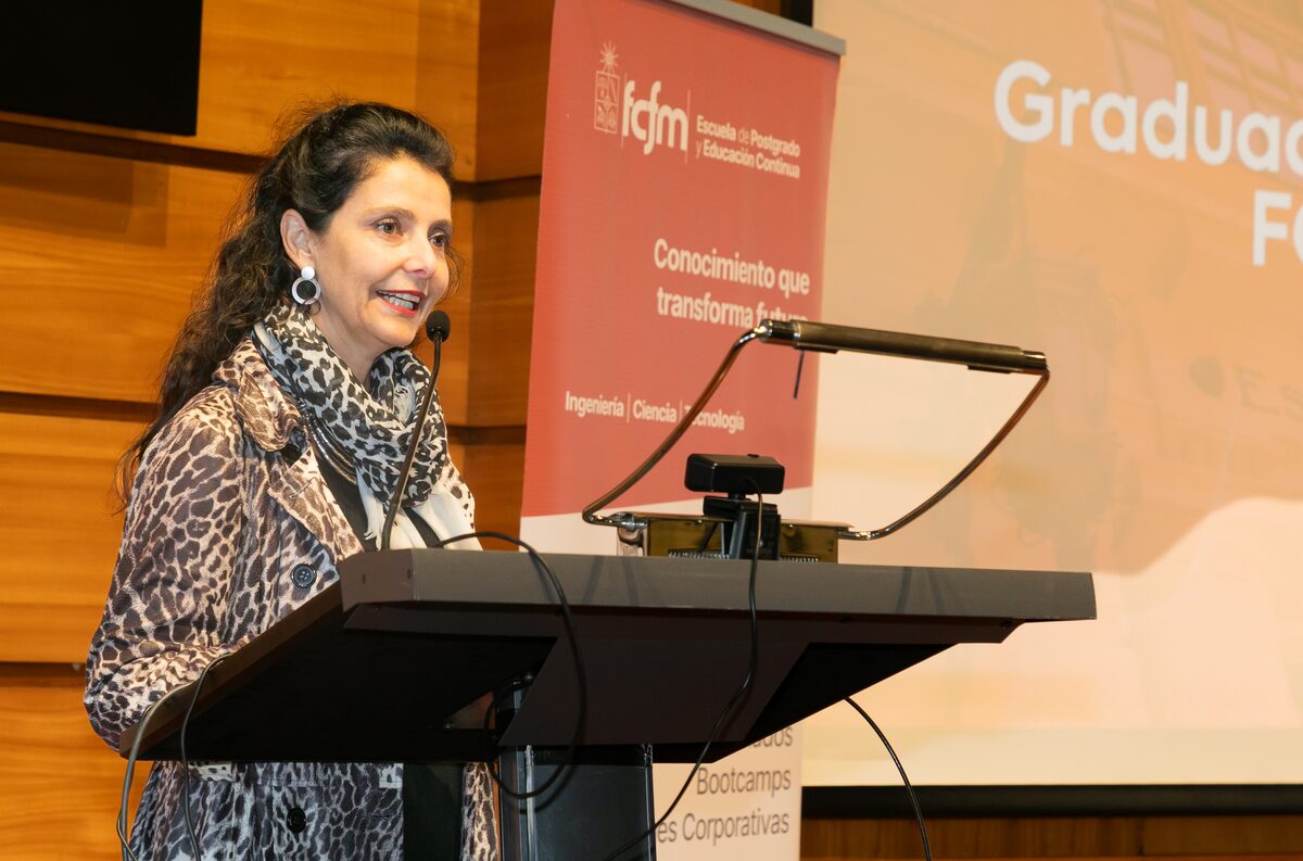 Paola Visintini, Gerente de Personas y Cultura de Caja Los Andes, en ceremonia Graduación Diplomados FCFM