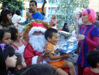 El Viejito Pascuero entregó las regalos a cada uno de los niños que participaron en la celebración navideña