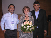 En la imagen, de izquierda a derecha: Dr. Cristián Díaz; Dra. Susana Encina, Directora de la Escuela de Pregrado; y Dr. Alfredo Von Marttens.