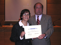 El Decano Julio Ramírez entregó una distinción a la Prof. Marta Gajardo, Directora de Extensión, por su destacada actitud a favor de la comunidad odontológica de la Facultad de Odontología.