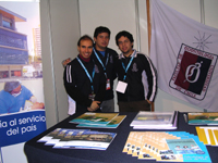 Los estudiantes Francisco Pérez, Omar Vera y Marco González representaron a nuestra Facultad durante gran parte de las tres jornadas de la versión 2009 del Salón Dental en Espacio Riesco.