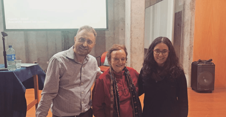 En la imagen el Dr. Marc Johnson, la académica y Premio Nacional de Ciencias Naturales de Chile 2010, Dra. Mary T. Kalin Hurley y la académica y directora de Extensión de la FCFCN, Dra. Rosa Scherson.