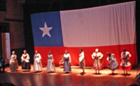 La muestra realizada en la sala Agustín Siré permitió apreciar el desarrollo y transformación del vestuario de la mujer campesina del valle central de Chile, desde el siglo XVIII hasta nuestros días.
