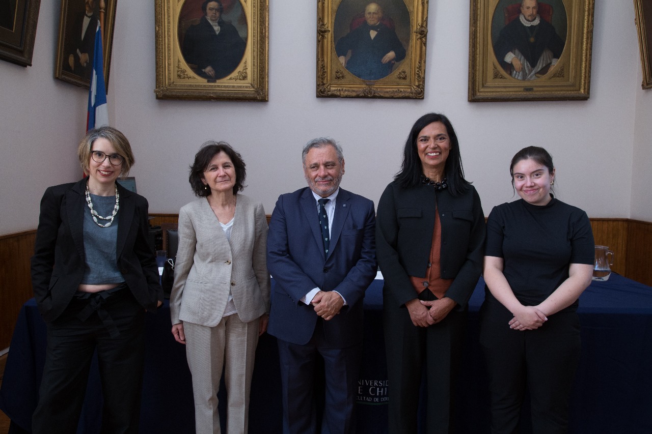 De izq a der: Profesora Marianne González; Ministra de la Corte Suprema, Andrea Muñoz; Decano de la Facultad de Derecho, Pablo Ruiz-Tagle; Ministra del Tribunal Constitucional, Nancy Yáñez; y presidenta del Centro de Estudiantes, Catalina Huerta.