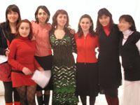La académica Constanza Urrutia junto a las seis estudiantes cuyas obras dan vida a la muestra "Contextualizando".