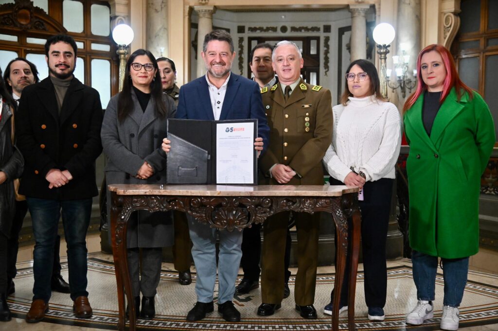 La actividad de formalización del convenio se realizó en las oficinas del Gobierno Metropolitano.