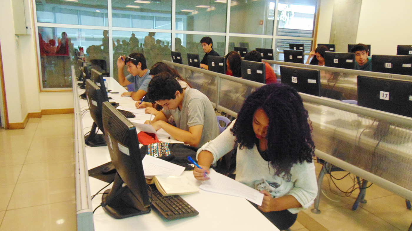 En la foto, estudiantes realizando un trabajo dentro de la sala