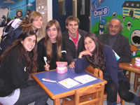 Los alumnos de Educación Secundaria visitan la Sala de Educación al interior de la Clínica Odontológica.