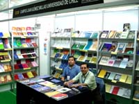 Una selección de las publicaciones que se generan al interior de la Facultad de Artes forman parte del stand Campus Juan Gómez Millas de la 28ª Feria Internacional del Libro de Santiago.