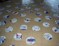 La primera parte de la intervención "Lo público en lo privado" consistió en instalar 100 círculos adhesivos en el piso que confluían hacia un mismo punto: el centro.