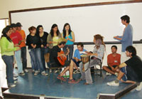 Los jóvenes trabajaron en grupos y realizaron representaciones teatrales y musicales.