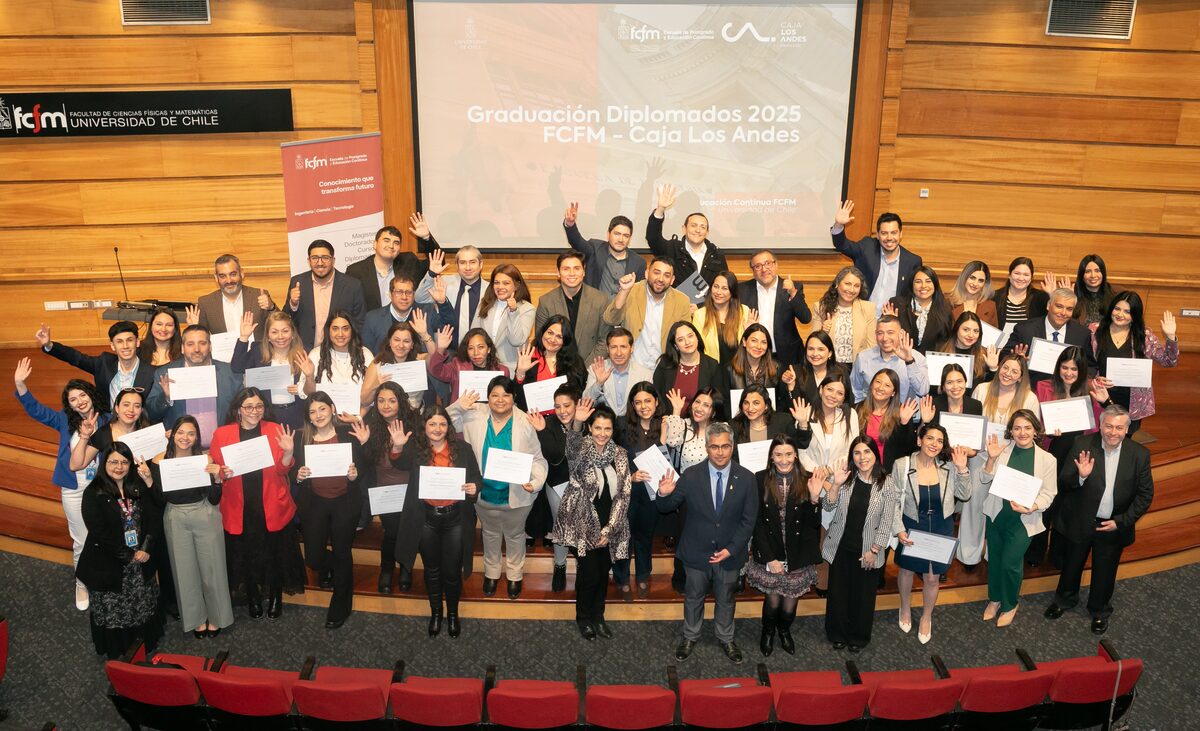 Graduados Diplomados FCFM Caja Los Andes 2025 - Foto grupal
