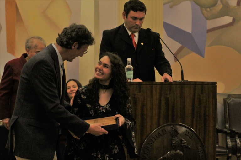 El vicerrector entregando el premio de mejor rendimiento académico a la ingeniera forestal, Javiera Giha.