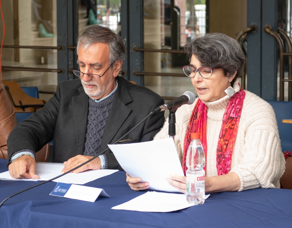 La selección de poemas de Armando Uribe fueron leída por el profesor Pedro Vicuña y la actriz Patricia Velasco.