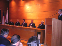 En la testera, de izq. a der.: Vicerrector, Jorge Allende; Prorrector, Jorge Las Heras; Rector, Víctor Pérez; Decano, Julio Ramírez y Prof. Emérito, Fernando Valenzuela.