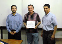 Los alumnos recibieron sus diplomas de manos de los Profesores Carlos Magni y Mario Gallardo.