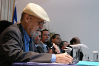 Casi trescientas personas que asistieron a la ceremonia escucharon atentas la lectura del extracto de "Ser Latinoamericano y Caribeño" del Premio Nacional de Poesía Cubana.