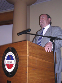 Durante su discurso, el Decano Julio Ramírez enfatizó la necesidad de humanizar la especialización profesional.