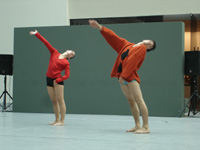 Los estudiantes Daniella Soto y Felipe González interpretaron la coreografía "El cuerpo queda".