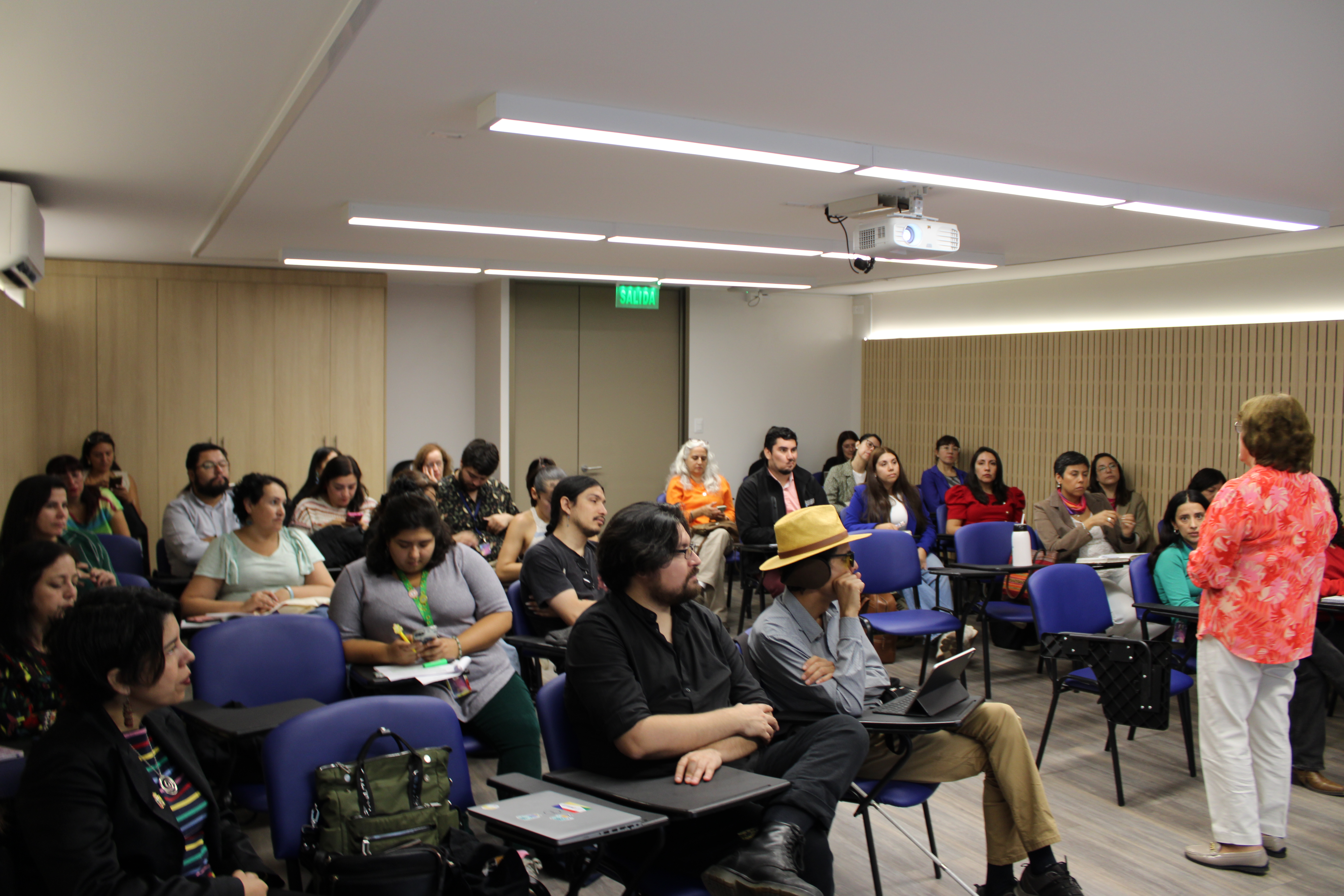 Grupo de personas reunidas en una sesión de capacitación