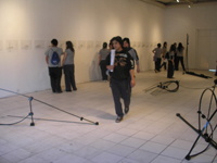 La sala de exposiciones Juan Egenau de la Facultad de Artes fue otro de los lugares que los estudiantes secundarios que visitaron el DAV pudieron conocer.