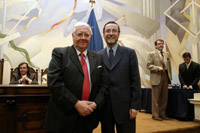 Profesor Walter Sánchez junto al Rector Víctor Pérez