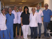 La Dra. Violeta Pavez Correa, al centro de la imagen, junto al equipo de alumnos tesistas que ejecutan la fase odontológica del Proyecto Domeyko en Problemas de Obesidad y Diabetes.