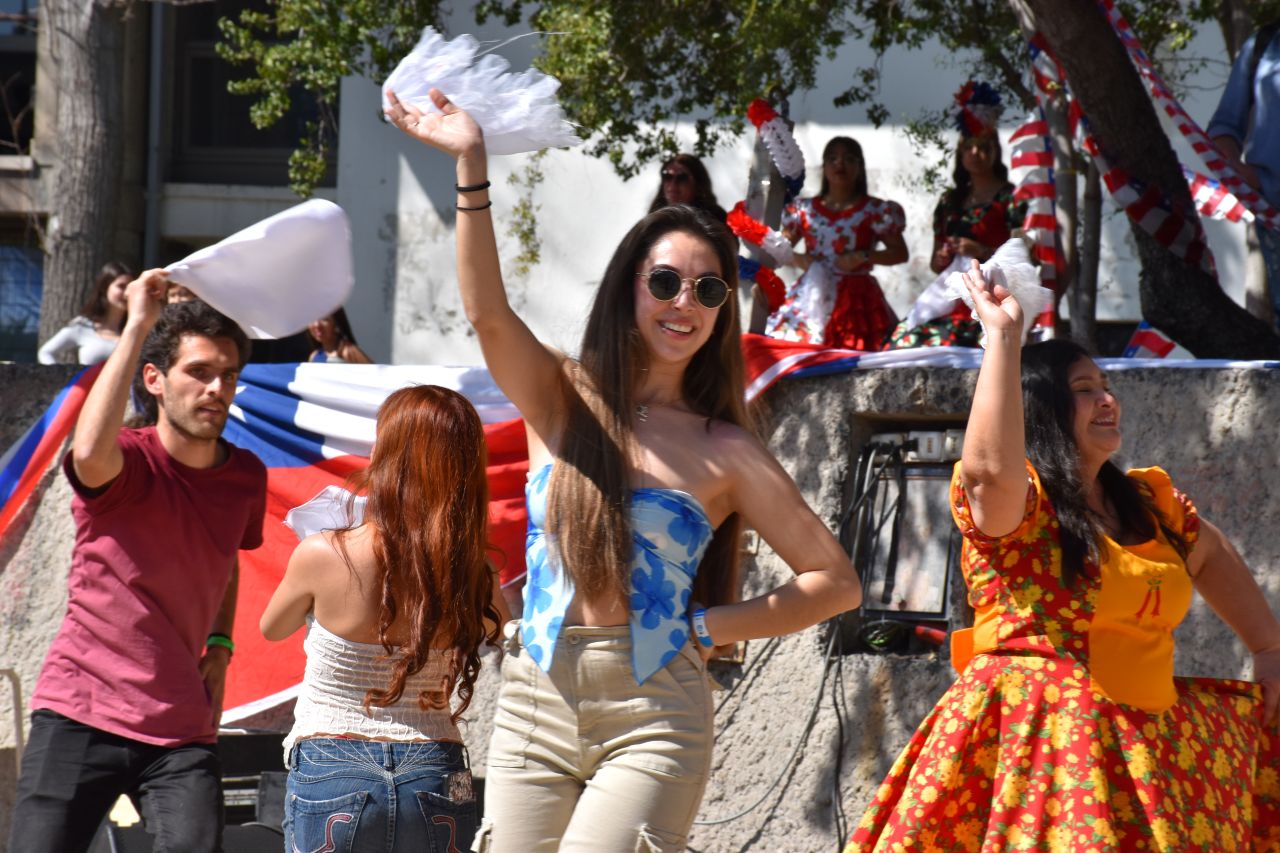 Un grupo de personas disfrazadasEl contenido generado por IA puede ser incorrecto.