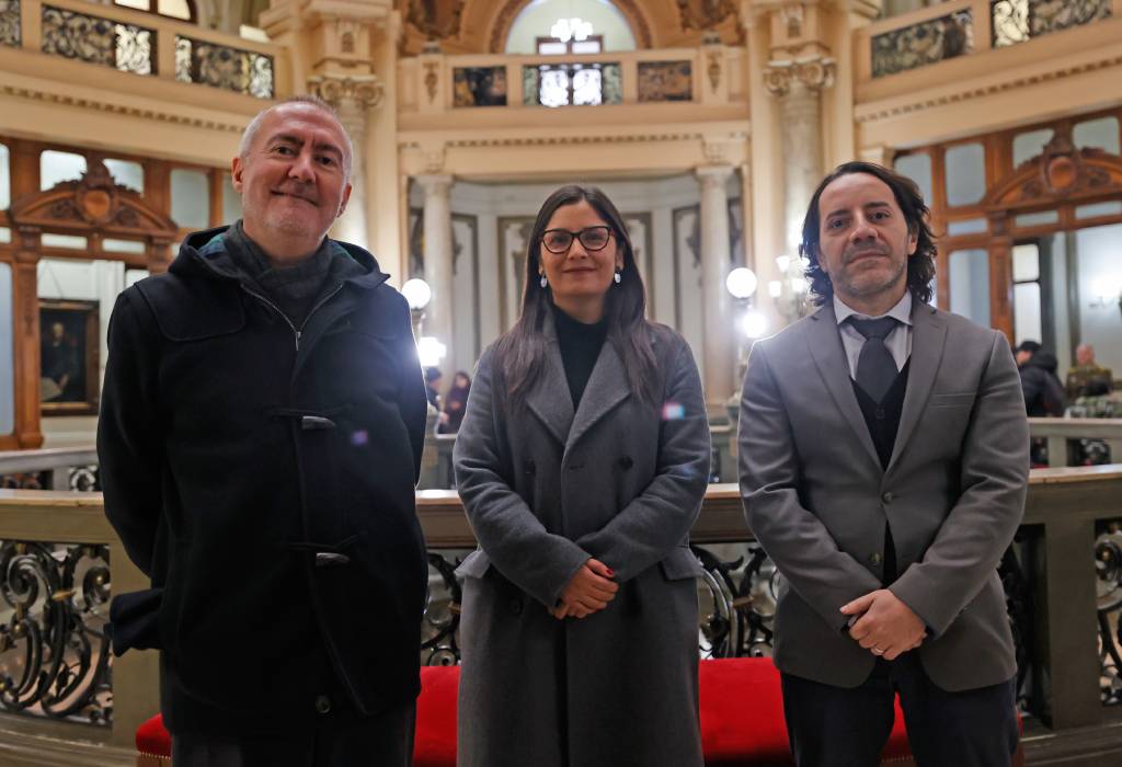 Los académicos presentes en la ceremonia, Felipe Abbott, la directora del CDH, Constanza Núñez y Pietro Sferrazza.