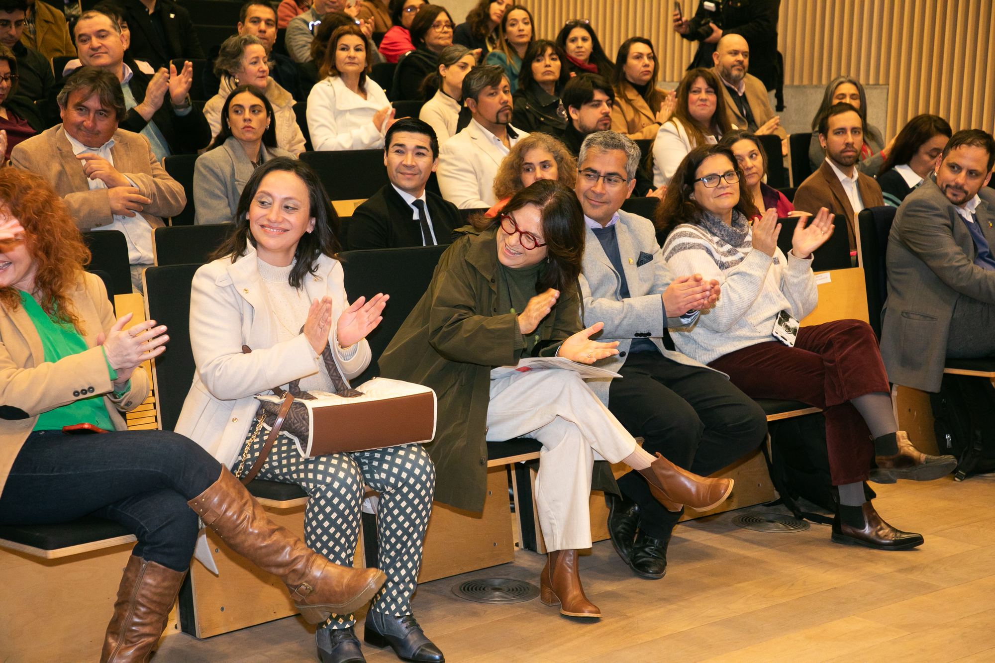 Aplausos ceremonia cierre Diplomado SENCE FCFM