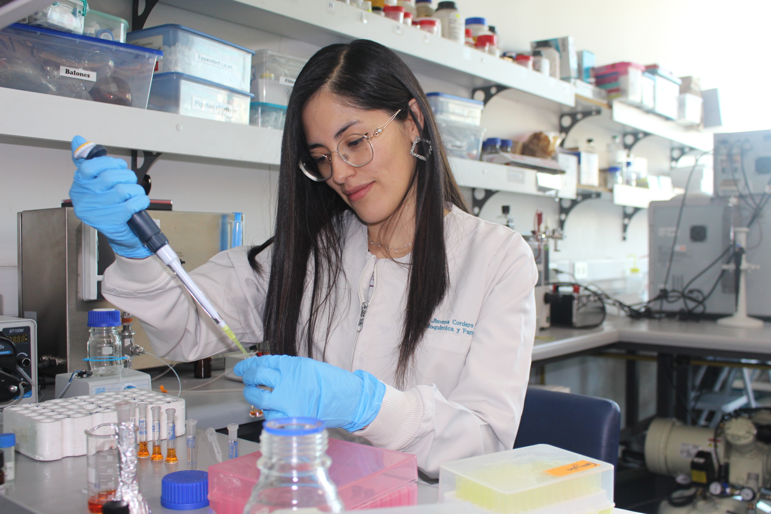 Jimena Cordero es bioquímica farmacéutica de la Universidad de Cuenca Ecuador y actualmente, cursa el Doctorado en Ciencias Farmacéuticas en la Facultad de Ciencias Químicas y Farmacéuticas, donde trabaja en la nanoencapsulación de moléculas bajo peso molecular para elaborar un tratamiento para la esclerosis múltiple.
