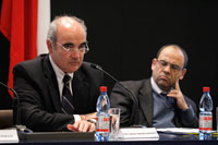 Eduardo Dockendorff, Director del INAP. Detrás suyo, Paulo Hidalgo, Jefe de la División de Estudios del Ministerio Secretaría General de la Presidencia. 
