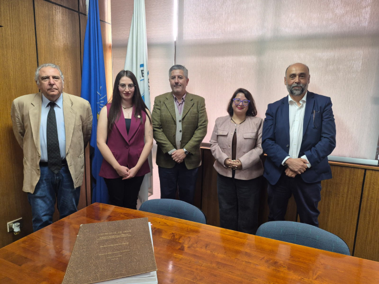 En la imagen (de izq. a der.): el académico Gustavo Cruz, la nueva ingeniera forestal Maribel Gangas, el académico y profesora guía, Carlo Magni, la académica Paola Poch y el académico Julio Torres.