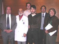 De izq. a der.: Decano Prof. Dr. Julio Ramírez C.;  Prof. Dr. Alfredo Apip; Milton Reyes (1º lugar); Sr. Hernán Zúñiga; Sra. Isabel Zúñiga; e Ignacio Castañón, atrás.