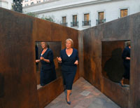 La Presidenta de la República, Michelle Bachelet, se tomó el tiempo para observar de cerca la obra "Inter- Extra- Muros" de Del Canto.