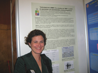 Dra. Marcela Hernández, junto a la presentación de su Poster.