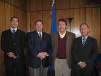 El Decano Javier González sostuvo una reunión con Sean Flanigan, Jaime Pozo (derecha) y el abogado de Vicerrectoría, Javier Ramírez (izquierda).