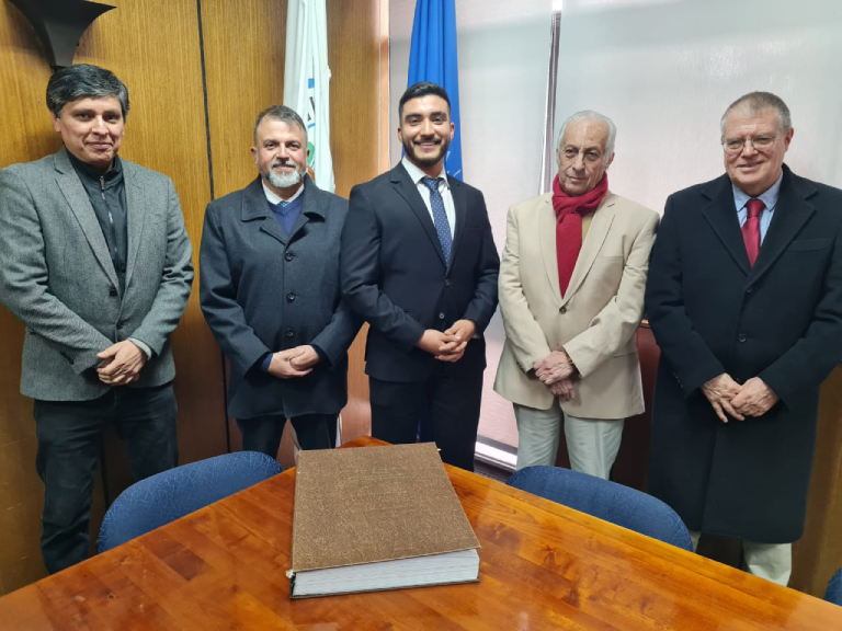 En la imagen el académico Ricardo Baettig, el profesor guía Juan Pablo Fuentes, el nuevo ingeniero forestal Joaquín Brahona, el académico Patricio Corvalán y el académico Álvaro Urzúa.