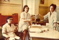 En la fotografía, María Cristina (la tercera de izquierda a derecha) está con sus compañeras de trabajo cuando recién había llegado a la Facultad de Bellas Artes, en el Parque Forestal.