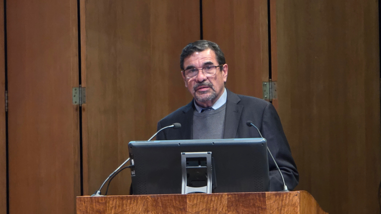 El vicedecano, Prof. Roberto Garfias.