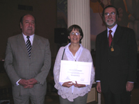En la fotografía, de izquierda a derecha: Decano de la Facultad de Odontología, Prof. Dr. Julio Ramírez, Dra. Marta Gajardo y Rector Víctor Pérez.