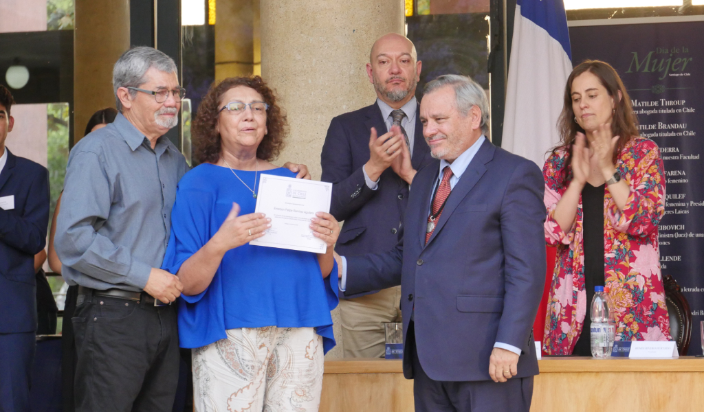 Durante la ceremonia, los padres de Emerson Ramírez recibieron un diploma de honor como homenaje póstumo.