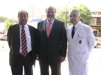 En la imagen, de izquierda a derecha: Decano Julio Ramírez, Prorrector Jorge Las Heras y Prof. Dr. Mauricio Rudolph.