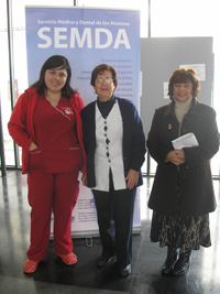 Camila Hidalgo, matrona SEMDA Central, Tatiana Jiménez, enfermera encargada SEMDA Campus Juan Gómez Millas, y Noemí Carrasco, asistente social sede Las Encinas, durante el Programa Feria Saludable.