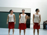 Los estudiantes del Departamento de Danza presenatron cuatro coreografías en el Centro Cultural Palacio La Moneda. Una de ellas fue una sinopsis de "Lecturas de un crimen en tercera persona".  