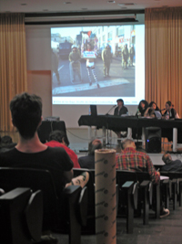 Cuatro mesas de discusión y dos conferencias conformaron el programa de esta actividad, la que además contempló la exhibición de obras de Jorge Brantmayer, Bernardo Oyarzún y Enrique Zamudio.