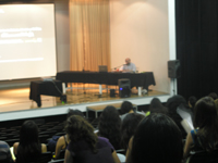 En la oportunidad, Carlos Ossa dictó la conferencia "Fronteras turbias: arte, visualidad y mercado" como conferencista invitado.