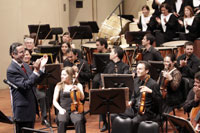 "Esta Orquesta ha regocijado el corazón de millones de chilenos y chilenas, ha emocionado, ha deleitado y nos ha permitido soñar a través de la música", recalcó el Rector.